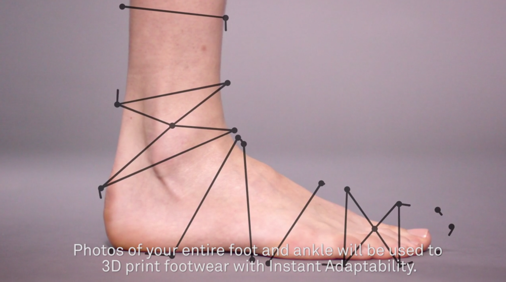 足全体と足首の写真から、足にフィットする３Dデータを作ります