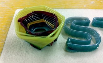 3Dプリンターで積層されたガラス容器　出典：Micron 3DP