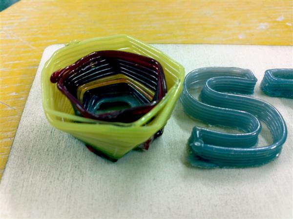 3Dプリンターで積層されたガラス容器　出典：Micron 3DP
