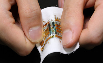 洋服に貼り付ける太陽電池