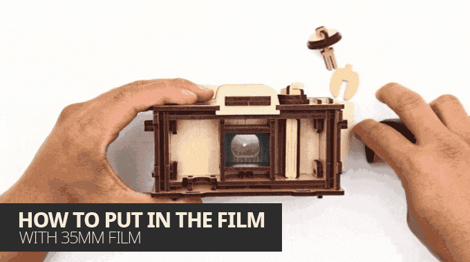 木製カメラキット「WOODSUM」にフィルムを入れる